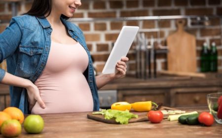 Pregnant women learning about keeping healthy