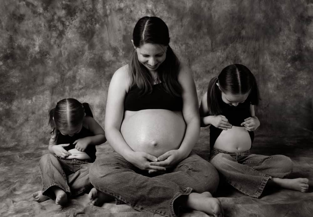 25 Stunning Couple Maternity Photoshoot Ideas