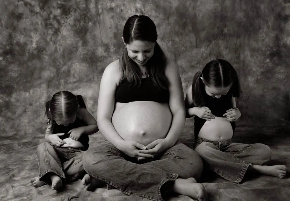 Maternity photoshoot with daughters