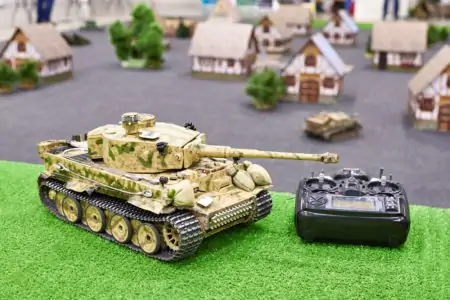 Remote controlled battle tank
