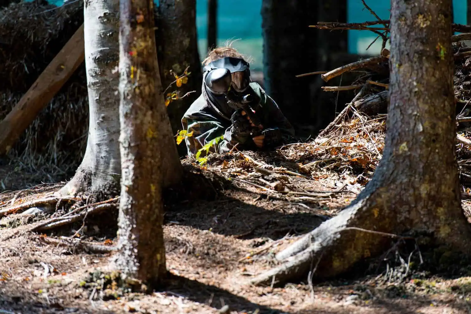 Man with complete gear playing paintball